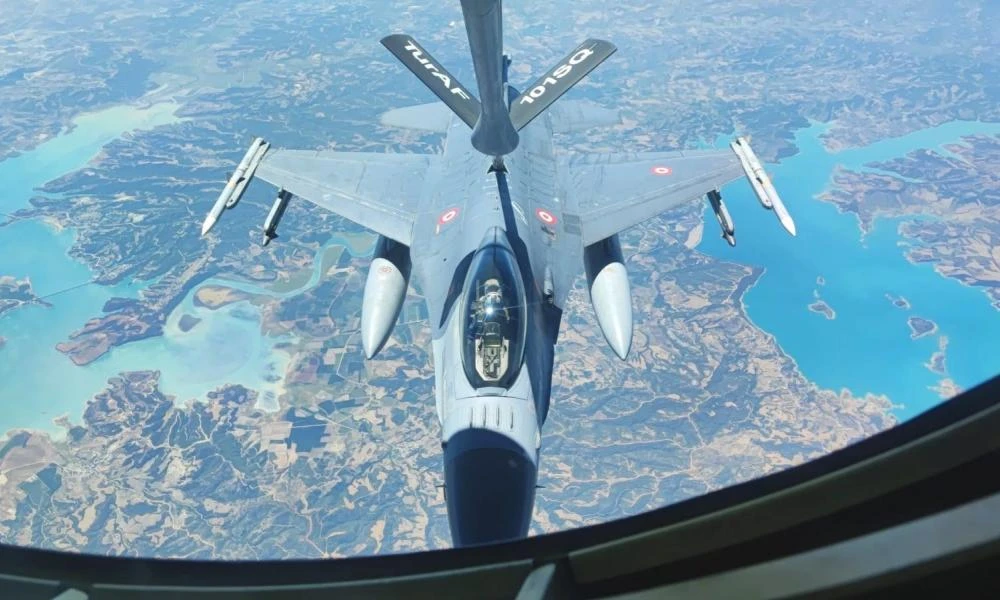 Άσκηση εναερίου ανεφοδιασμού τουρκικών F-16 νότια της Κύπρου προκαλεί ανησυχία στην Λευκωσία